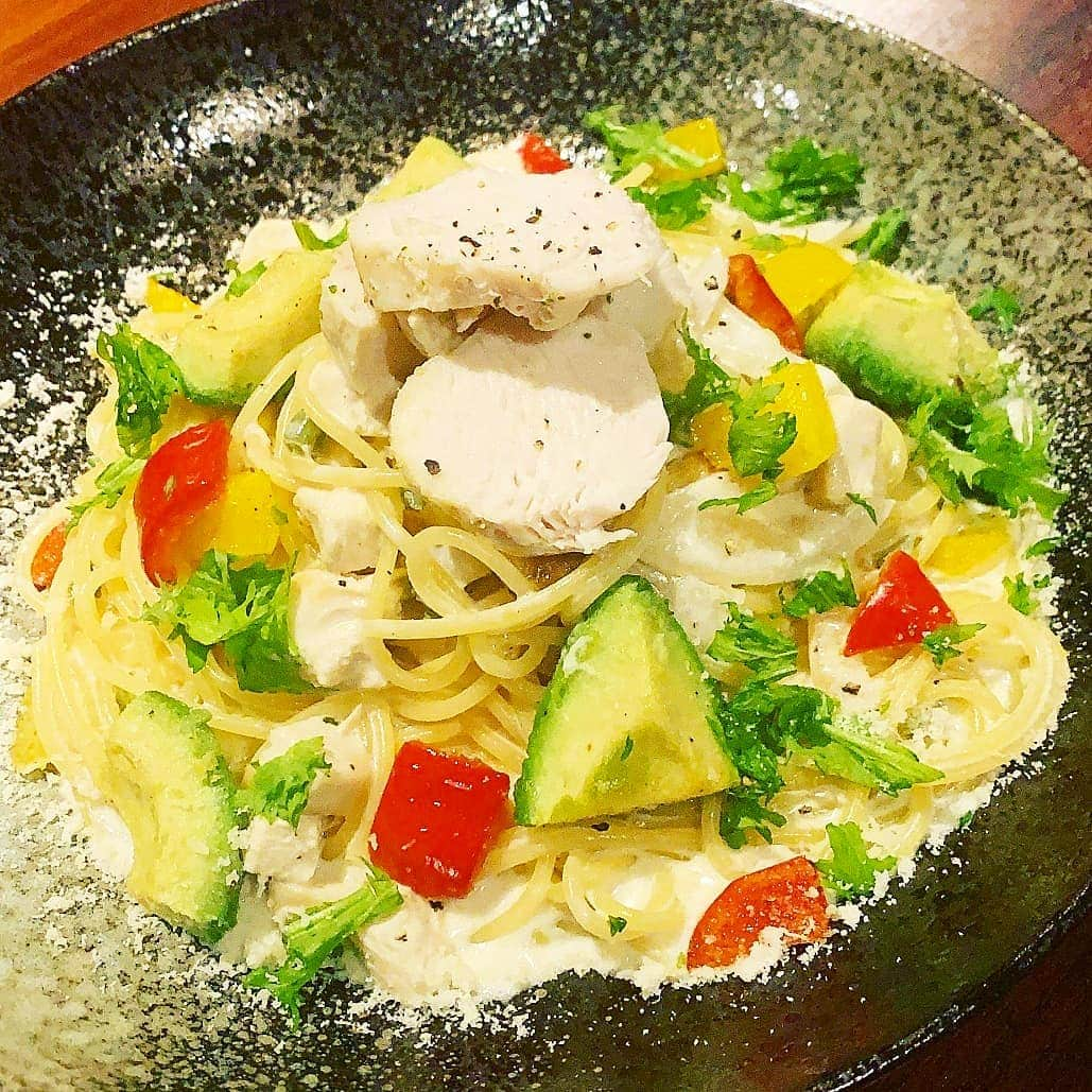 石関友梨さんのインスタグラム写真 - (石関友梨Instagram)「🇮🇹赤城鶏の鶏ハムとほんのり山葵の   クリームソース🇮🇹  【カーロ】高崎駅西口から徒歩5分程、連雀町の慈光通り沿いのイタリアンカフェバー。駐車場無し。近くの有料駐車場有り。  「赤城鶏の鶏ハムとほんのり山葵のクリームソース」  【ソース】しっとり柔らかい旨味ある厚切りの鶏ハムとお出汁が効いたさっぱりしたクリームソースにほんのり刻み山葵の風味がありアボカドやお野菜が引き立ってバスタに良く絡み合いさっぱりと味わえます。  【パスタ】ロングパスタ  #キングオブパスタ #開催期間 #10月16日 #11月30日 #スタンプラリー #高崎パスタ大使 #取材に行っきました #一足先に実食 #参加店舗紹介  #全19店舗 #あいうえお順 #アートマルシェ #エッセンス #カーロ #カフェドブランタン #ガーデンパーティ #ギミーパスタ(新紺屋町店) #シルクロード(石原店) #シャンゴ(本店) #スラッシュカフェ #高崎カメレオン #高崎リングロード #ティガ #西口18番 #バンビーナ(中居店) #マカロニ #ラビッシュ #ルームス #ルシーニュ #ロム(高崎店)」10月12日 13時56分 - yurimorico