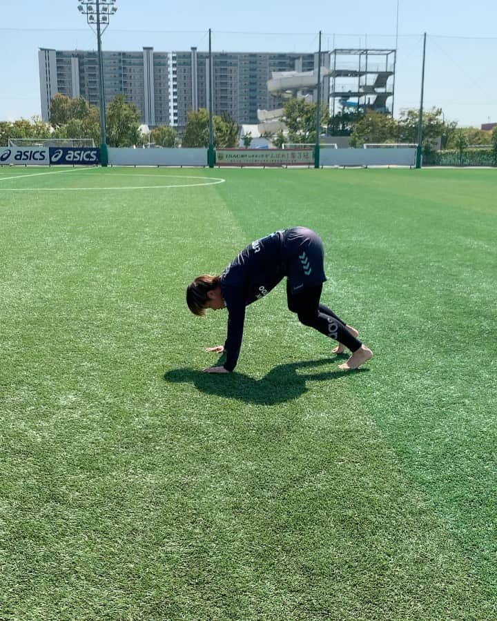 武仲麗依のインスタグラム：「ここ最近のマイブーム🤪 前はどれだけ歩けるかやってたんですけど 今日は両手両足ついた状態から スタートして出来るかやってみました😊 練習すれば誰でも出来ると思うので 是非試してみてください💪 ⚠️これも一種の体幹トレーニングです🎌」