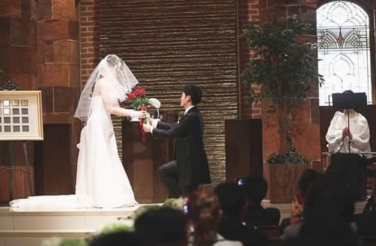 フォーチュン イン ザ テラス ≪新潟県新潟市：結婚式場≫さんのインスタグラム写真 - (フォーチュン イン ザ テラス ≪新潟県新潟市：結婚式場≫Instagram)「#ブーケブートニアセレモニー﻿ ﻿ 変わらぬ愛の証として﻿ 新郎様がお花を集めて花束にし、﻿ その想いを受け入れるお返事として﻿ 花束の中から一輪だけをとり﻿ 新婦様が新郎様の胸ポケットに挿します﻿ ﻿ その花束は12本のバラ﻿ #ダーズンローズでできており、﻿ 感謝・誠実・幸福・信頼・希望・愛情﻿ 情熱・真実・尊敬・栄光・努力・永遠﻿ という12個の大切な意味があると言われています。﻿ ﻿ フォーチュンの挙式でもこの﻿ ブーケブートニアセレモニーは大人気です！﻿ ﻿ #新潟 #新潟市#新潟花嫁#フォーチュンインザテラス ﻿ #フォーチュン #fortuneintheterrace﻿ #結婚式 #結婚式場 #ウエディング﻿ #いいね婚 #結婚式準備 #ウエディングレポ ﻿ #2020春婚 #2020夏婚 #2020秋婚 #2020冬婚 ﻿ #プレ花嫁 #卒花嫁 #新潟花嫁さんと繋がりたい﻿ #全国のプレ花嫁さん繋がりたい﻿ #日本中の花嫁さんと繋がりたい﻿ #wedding#ウェディングフラワー#ゲスト装花﻿ #ゼクシィ#みんなのウェディング﻿ #ウェディングパーク﻿」10月12日 14時02分 - fortune_wedding