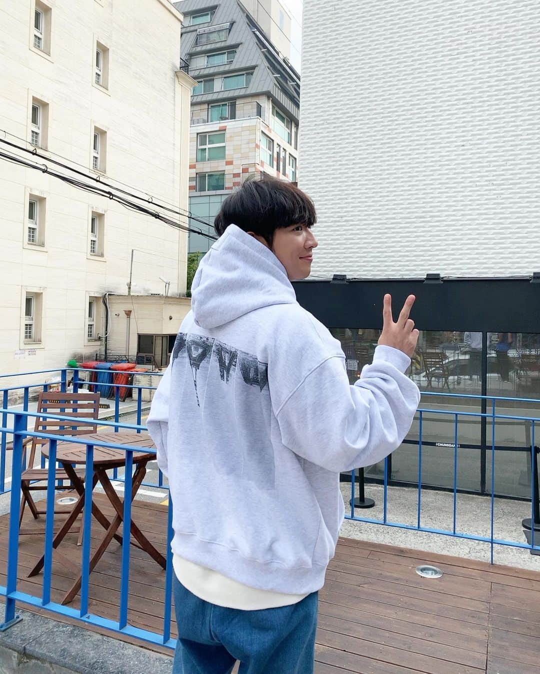 イ・サンヨプのインスタグラム：「우리 완이가 디자인한 후드티👍 이 옷의 수익금은 좋은 곳에 쓰일 수 있도록 기부할거래요. 옷감도 너무 좋고 안감도 센스있게 기모처리 되어있어서 올겨울 이것만 있으면 따숩게 보낼 수 있겠어요. 오버핏이라 또 이쁘구만😎 고마워 완아  구매링크는 완이 인스타 참고!! @onjuwan1211  #Upsidedown #Donation #못하는게뭐냐너는」