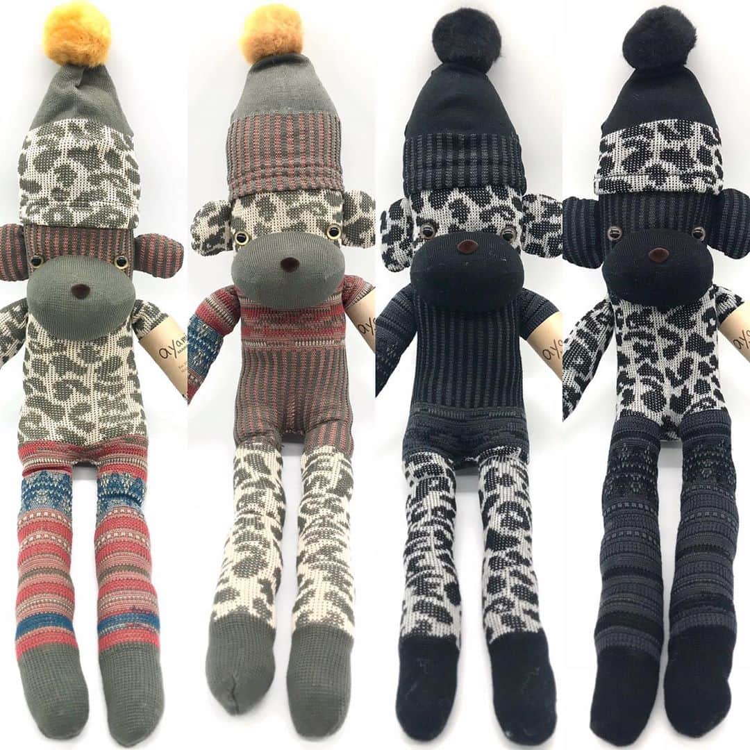 アヤメのインスタグラム：「There you are! Monbears landed in UK after their world tour🇬🇧✈️🌏 ワールドツアーの末にロンドン入りしたそうです🧦🐒 #ayamesocks #ayamesockmonbear #ソックモンキー #UPS #トラッキング #長旅お疲れ様 #当たり入ってる」