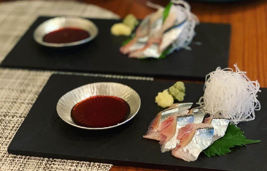 市橋有里さんのインスタグラム写真 - (市橋有里Instagram)「先日のおうちごはん🍴 スーパーで秋刀魚を見かけるとやっぱり買ってしまう。 特にお刺身💛 お気に入りの器に盛り付けて食べるだけで満足♪ でも足りないと言われ、 このあと、ニンニクの芽を炒め餃子も焼いたのでした。 秋はお腹すくね😋 ・ #おうちごはん #小料理屋あり #さんまのお刺身 #安定のれんこん焼売 #里芋とたこの炊いたん #餃子 #にんにくの芽炒め #シャインマスカット #たこの煮物はリベンジしなきゃ #homemade  #instafood」10月12日 14時13分 - ariichihashi