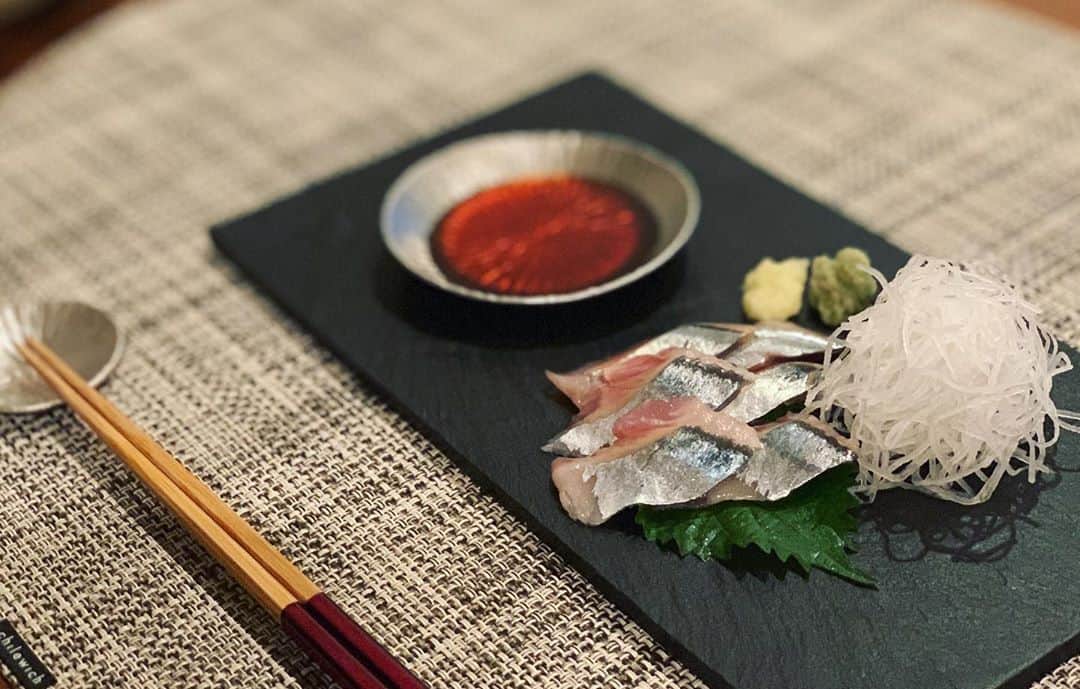 市橋有里のインスタグラム：「先日のおうちごはん🍴 スーパーで秋刀魚を見かけるとやっぱり買ってしまう。 特にお刺身💛 お気に入りの器に盛り付けて食べるだけで満足♪ でも足りないと言われ、 このあと、ニンニクの芽を炒め餃子も焼いたのでした。 秋はお腹すくね😋 ・ #おうちごはん #小料理屋あり #さんまのお刺身 #安定のれんこん焼売 #里芋とたこの炊いたん #餃子 #にんにくの芽炒め #シャインマスカット #たこの煮物はリベンジしなきゃ #homemade  #instafood」