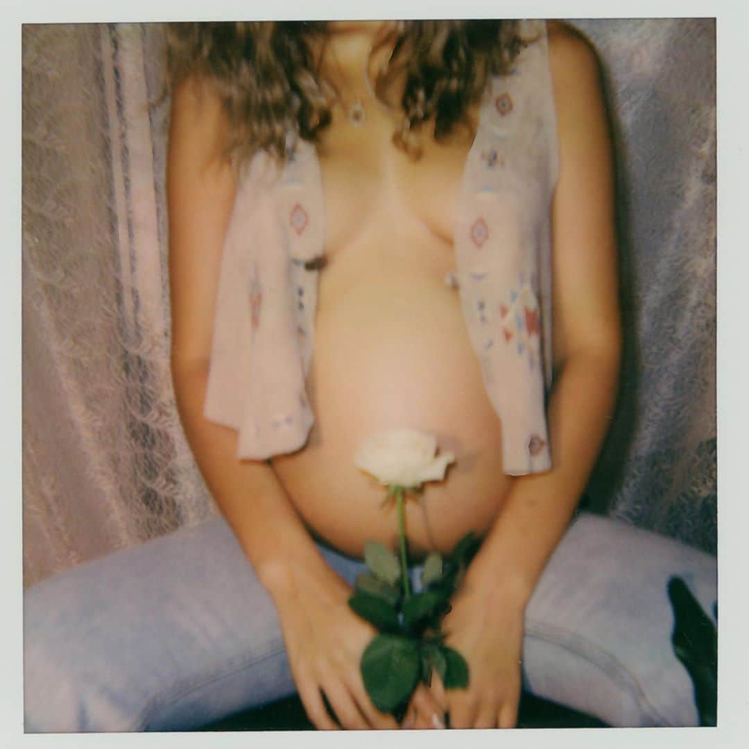 のインスタグラム：「🌹✨  #maternityphotography #maternal #9monthspregnant #pregnant」