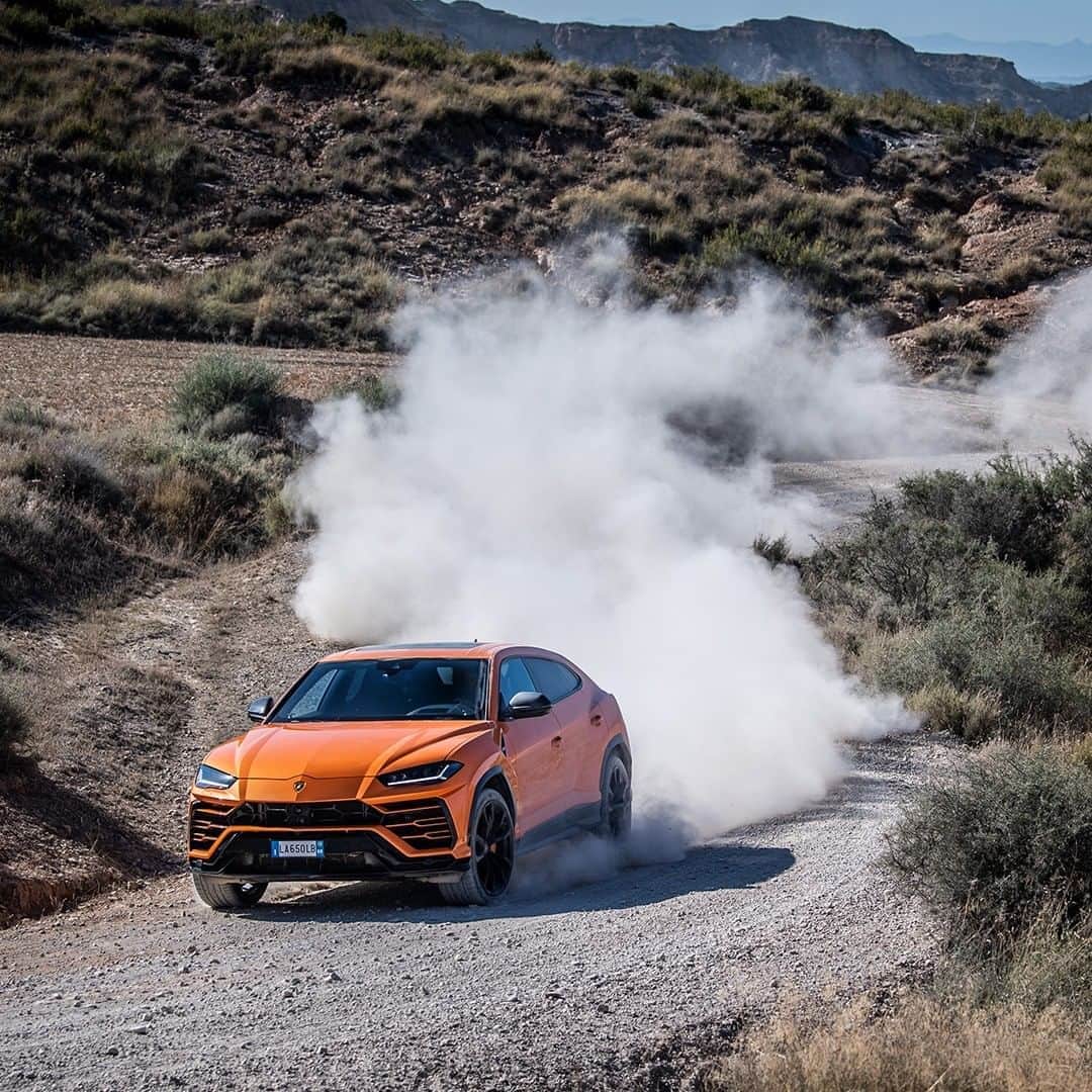ランボルギーニのインスタグラム：「A trail of perfection follows all wonderful things and amplifies them with color. Can you guess which color adorns this powerful Urus? Is it Arancio Borealis or Arancio Xanto?   #Lamborghini #Urus #UnlockAnyRoad #GuessTheColor」