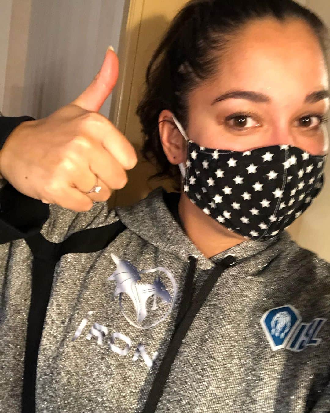 ラノミ・クロモウィジョジョのインスタグラム：「Negative COVID test so I can leave the hotelroom 👌🏽 got my @iron_isl team uniform and did a walk outside 😊the first competition is on Sunday! Training starts tomorrow 💪🏽💪🏽 #bubblelife #isl2020」