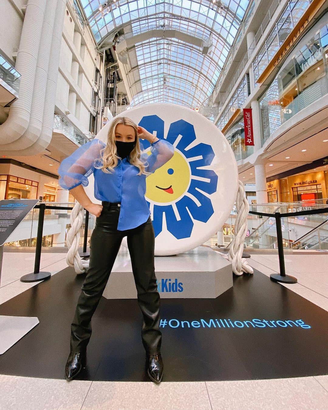 トーリ・ウェブスターのインスタグラム：「JOIN THE FIGHT! 💪🏻💙Today, I am standing in front of the Completion of Treatment Bravery Bead. I have many close friends and family who have spent time at @SickKidsVS children's hospital in Toronto. This hospital generates more bravery in young children than I have ever seen. To honour these acts of bravery, #SickKidsVS implemented a Bravery Beads program back in 2002. With every step along a child's healthcare journey, whether it’s a scan, blood test, surgery, or an overnight stay at the hospital, patients at SickKids earn a Bravery Bead. 🙏🏻 Now, more than one million patients have earned more than one million beads! To celebrate this milestone, a Monument to the Brave is being built using actual beads earned by patients, and the work of art will be displayed in the new SickKids. This is where I need your help. We are calling on patients past and present who have earned Bravery Beads to donate their beads to be part of the monument (see link in bio, or tag them below). You can also get involved by becoming a monthly donor - SickKids is only 5,000 people away from reaching another epic goal of one million donors, and you can join the fight today! 💙💙💙#OneMillionStrong #Ad」