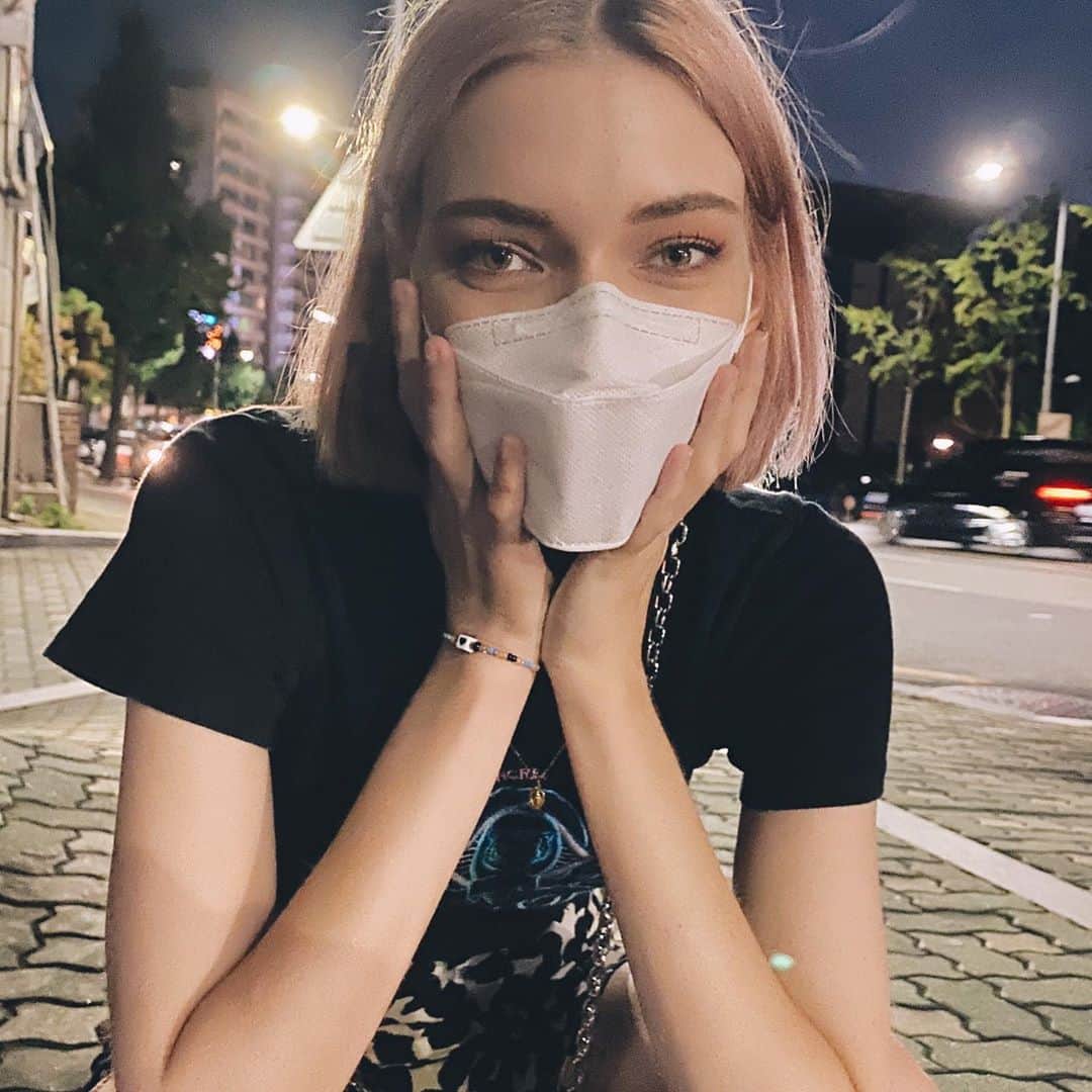 ステファニー・ミチョヴァのインスタグラム：「Bye Summer. 😭 what’s your favorite season? 제일 좋아하는 계절이 뭐예요? 🥀👋🏻」