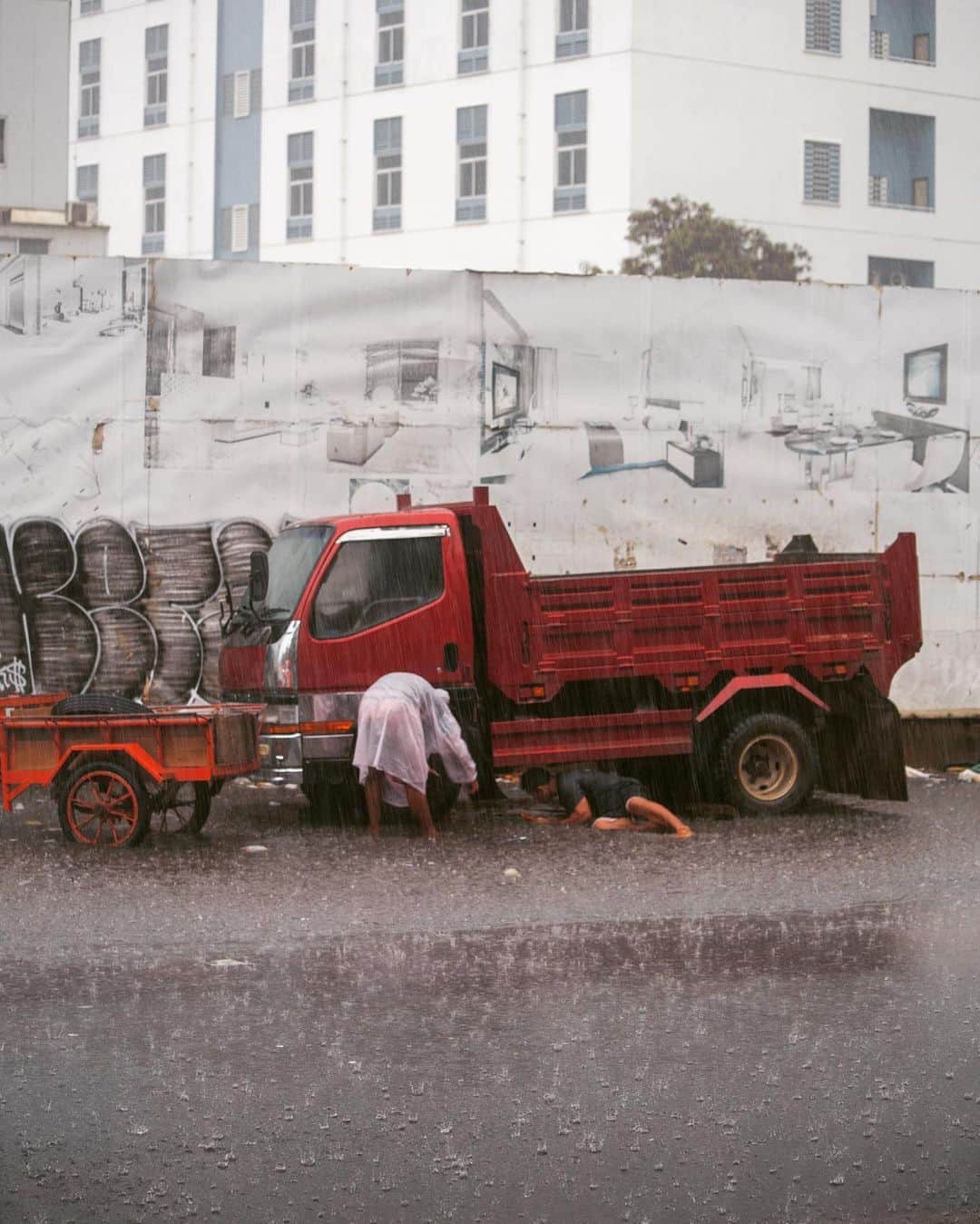 Shunsuke Miyatakeのインスタグラム：「While some sleeps in safe some tries to fix flat tire of a truck Phnom Penh, Cambodia」