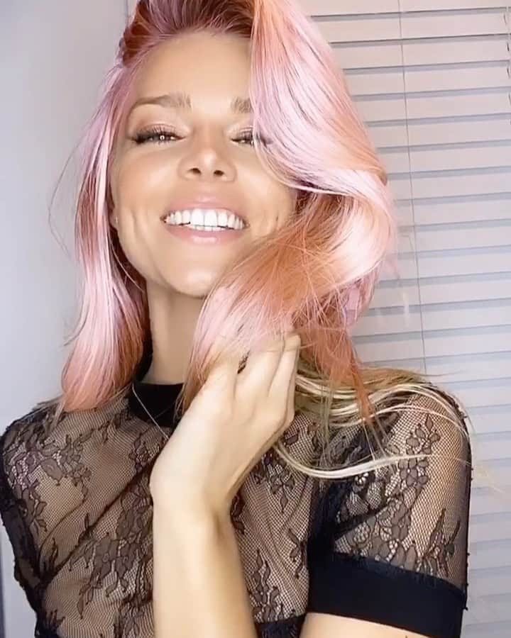 ダニエル・クヌッドソンのインスタグラム：「I always wanted pink hair 💓💞💘 Thoughts ???」
