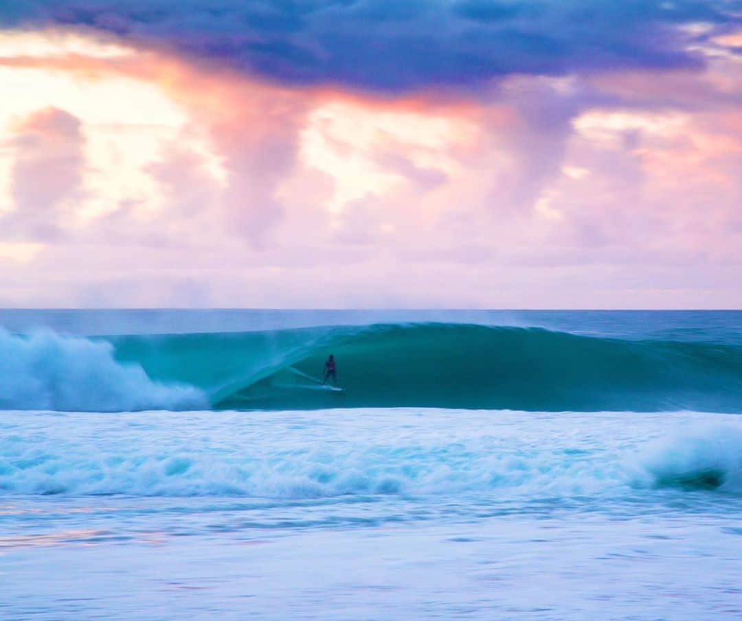 ジョーディ・スミスのインスタグラム：「Late afternoon surfs just before dark don’t get much better than this. Especially right in front of your house. Feeling really blessed 🙌🏼 huge thanks to all the people that sponsor me and allow me to live the life I choose. @oneillusa @redbullza @oakleysurfing @smthshapes @futuresfins @jeep @swox_com @heapsnormal @ez_massager @muzikconnect #sunset #hawaii 📷 @liammacphoto」