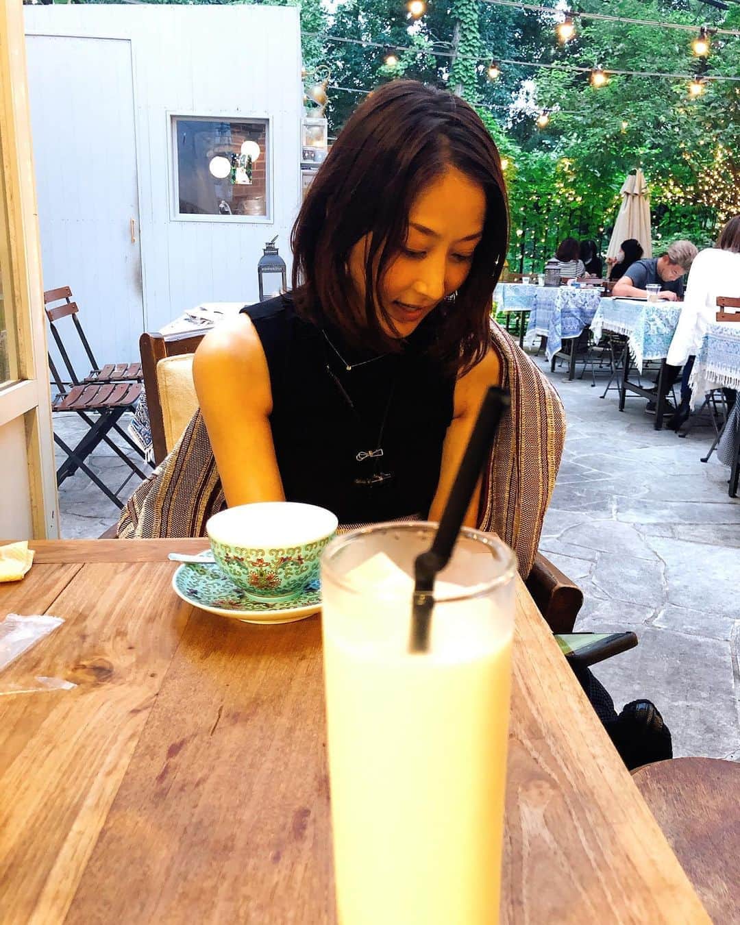 和田美枝のインスタグラム：「お茶して、お茶して、ご飯して、お茶して☕️🍚  #大人になってできた #友達 #とても大切ね #レモンの会🍋 #お店のラジオからは #やなわらばーの声が聴こえてくる」