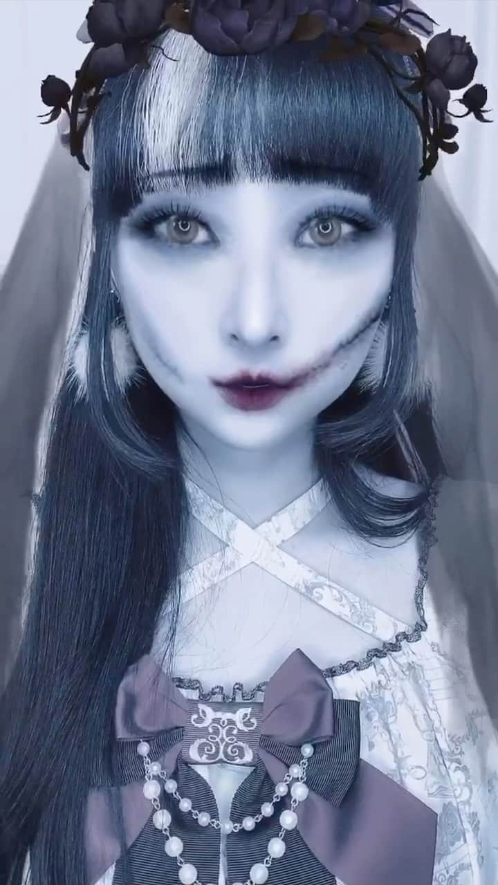 のインスタグラム：「Corpse bride 🥺✨ . . #OOTD Dress, ribbon: #enchanticenchantilly @enchantlicenchantilly  Earrings: random zakka . . 🎵 #解毒てゃん - 失恋💔 . . #rinrindollreels #rinrindoll #japan #tokyo #harajuku #japanesefashion #tokyofashion #harajukufashion #東京 #コーデ #今日のコーデ #halloween #corpsebride #ハロウィン」
