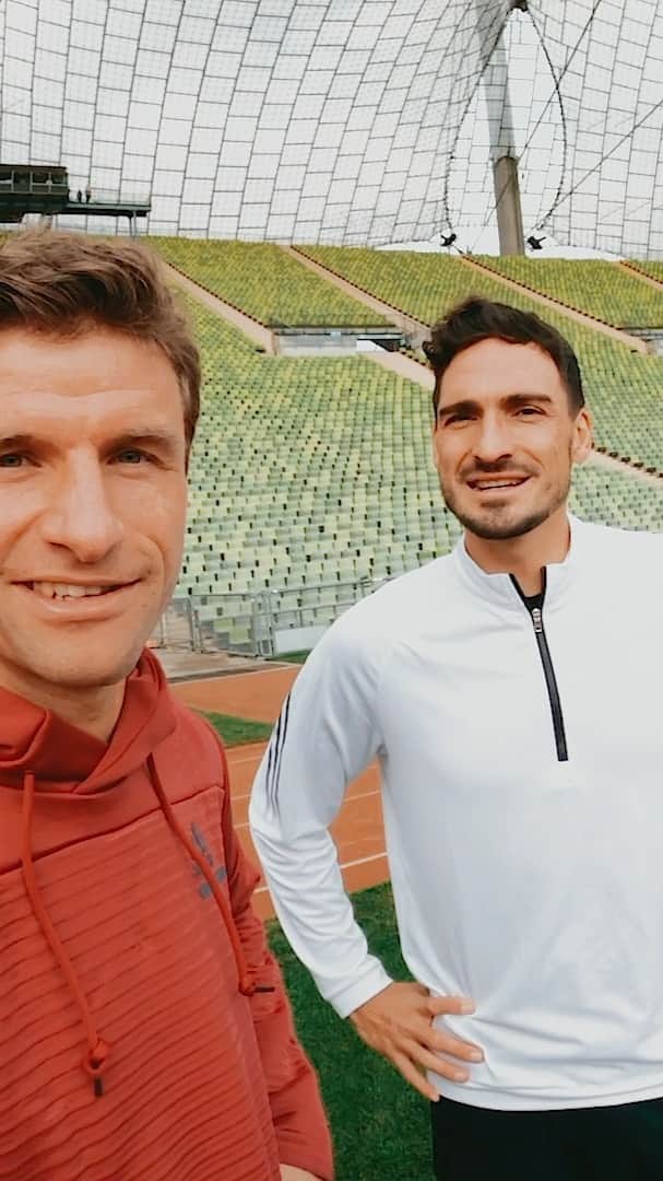 マッツ・フメルスのインスタグラム：「Da sind wir wieder!😄/ Here we are again!👋 #ThoMats 10 Ball Challenge ⚽️🥅  @esmuellert」