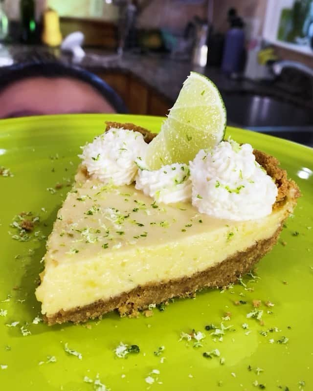 ダニエル・アエンのインスタグラム：「The new Key Lime Pie flavor inspired me so much, I just had to make the actual pie! 👨🏻‍🍳🥧💚  World’s 1st KEY LIME PIE BANG!🏝  . This transcendent flavor is so revolutionary you can actually taste the pie, then the key lime, followed by the pie crust. 🥧 . Key Lime Pie is the most revolutionary and epic @BangEnergy flavor! 👏🤩  . Get your #BangEnergy Key Lime Pie TODAY at select Walmart stores or BangEnergy.com! 🛒 . Follow the inventor of Bang: @BangEnergy.CEO ! 😎 .  #NewFlavor #EnergyDrink #NewDrink #NewProductAlert #SoDelicious #KeyLimePie #KeyLime #KeyLimes #KeyWestFlorida #KeyWestFL #TheKeys #VacationVibes #IslandFeels #NewRelease #ThatNewNew #Newness #TrySomethingNew #TrySomethingNewToday #NewFavorites #NewThings #NewAndExciting #GetATaste #BeTheFirst #GetItBeforeItsGone」