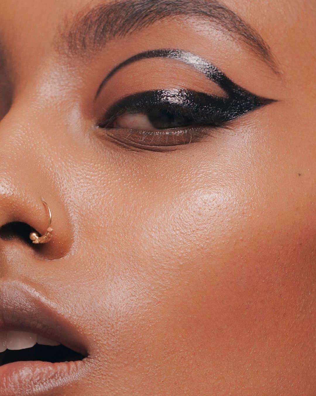 Smashboxのインスタグラム：「Always On Liquid Liner gives you total control & ultimate precision for whatever funky designs you choose this spooky season. 🔪」