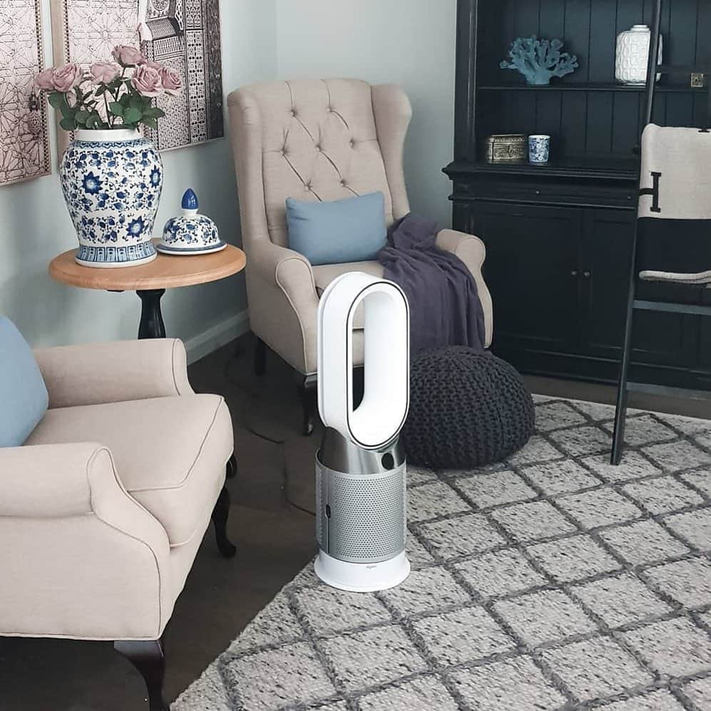 Dysonさんのインスタグラム写真 - (DysonInstagram)「Choose calm. Choose comfort. Choose clean. The Dyson Pure Hot+Cool™ purifier fan heater automatically adjusts to maintain your target temperature and capture airborne pollutants and allergens. To cool you or heat your space with a gentle stream of purified air. 📷  @belleabode_ #dyson #dysonhome #dysonhealtyhome #purifying #purifyingfanheater #cleanhome #healthyhome」10月12日 23時58分 - dyson