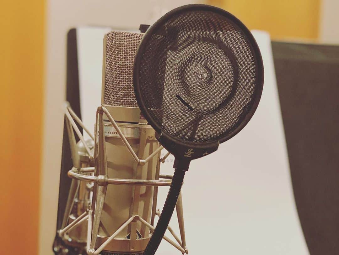 YUKA さんのインスタグラム写真 - (YUKA Instagram)「レコーディング終わりました♡ がんばったー☺️✨  エンジニアの甲斐さん。 何故か私のマイク、エルシーをきゅっと握りしめています。。。🤣  かわいいです甲斐さん❤️  もうすぐ聴けるよ♡お楽しみに〜！  #しんきょく　#moumoon #recording」10月12日 23時58分 - yukamoumoon