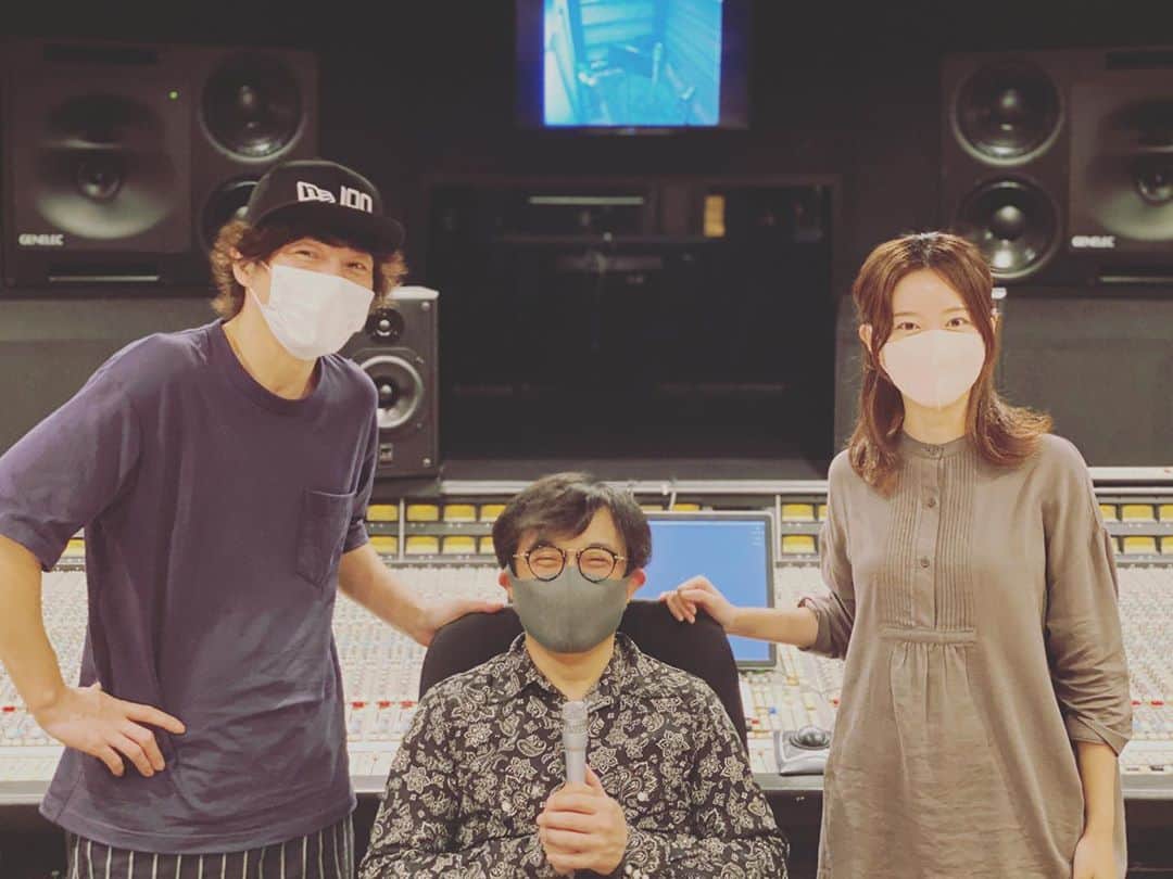 YUKA さんのインスタグラム写真 - (YUKA Instagram)「レコーディング終わりました♡ がんばったー☺️✨  エンジニアの甲斐さん。 何故か私のマイク、エルシーをきゅっと握りしめています。。。🤣  かわいいです甲斐さん❤️  もうすぐ聴けるよ♡お楽しみに〜！  #しんきょく　#moumoon #recording」10月12日 23時58分 - yukamoumoon