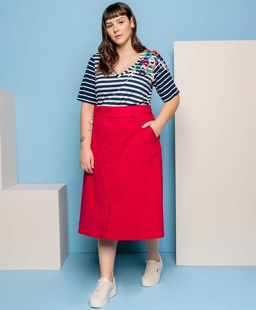 のインスタグラム：「Quem não ama unir praticidade e estilo em uma só peça? Por isso a saia com bolsos sempre é uma opção para os looks do dia-a-dia em qualquer estação. Arraste para o lado e veja de perto o nosso bordado de linha! 😍 #decencia #modaplussize #plussizefashion #moda #bodypositive」