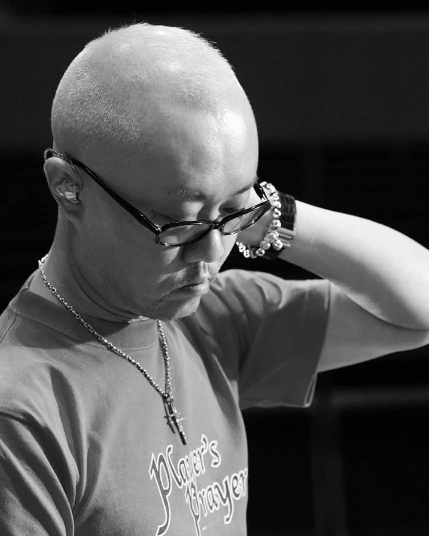 荒井 結生 Yuki Araiのインスタグラム：「僕の大好きな鍵盤奏者・アレンジャー・プロデューサーの小林信吾さんが、10月4日に亡くなりました。﻿ 62歳という若さでした。﻿ ﻿ 人生初のライブはまだ中学3年の2009年、母と共に、角松敏生さんが小林信吾さん、友成好弘さんから成るピアノデュオ”MAOCHICA”をバックに従えた、アコースティックライブでした。﻿ 同時に、生まれて初めて本物のミュージシャンの凄みを生で体感した瞬間でもありました。﻿ 音楽が、もっと好きになった。﻿ ﻿ 2017年に闘病のため、休養に入った信吾さん。﻿ しかしその年の12月、またまた母と一緒に参加した中野サンプラザでの角松さんのライブに、なんと信吾さんがサプライズ復帰‼︎﻿ 会場から歓喜と安堵が湧き上がっていました。﻿ ﻿ そして、去年信吾さんがパーソナリティを務めるラジオ番組がFMとやまではじまったり、ソロアルバムを発表したり、元気なお姿を僕たちリスナーに届けてくれていました。﻿ 母と「元気になってよかったね」と話しながらよくラジオを聞いていました。﻿ ですがラジオ番組は突然休止。﻿ ﻿ それから親子共々心配していましたが、今年角松さんのニューアルバムに共同プロデューサーとして参加‼︎﻿ なんとジャケットはAIRPLAYのあのアルバムをパロディに、角松さんと信吾さん2人のお姿が。﻿ 「なんだ、信吾さんめちゃくちゃ元気じゃん！色々あったけど本当によかったなあ」とホッと一息ついていた矢先の訃報でした。﻿ ﻿ なによりも、僕に音楽を聴く楽しさ、そして喜びを教えてくれた信吾さん。﻿ 僕はこれからもずっとずっと、音楽が大好きです。﻿ ご冥福をお祈りいたします。」