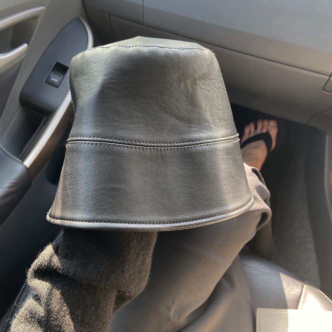 i am aiのインスタグラム：「今年も相棒 🖤 マットでぺかぺかしてなくてお気に入り。 被りやすい深すぎず浅すぎず 大きすぎず小さすぎすな ほんとにちょうどいいサイズ感！ ㅤㅤㅤㅤㅤㅤㅤㅤㅤㅤㅤㅤㅤ #朝活 #leatherhat」