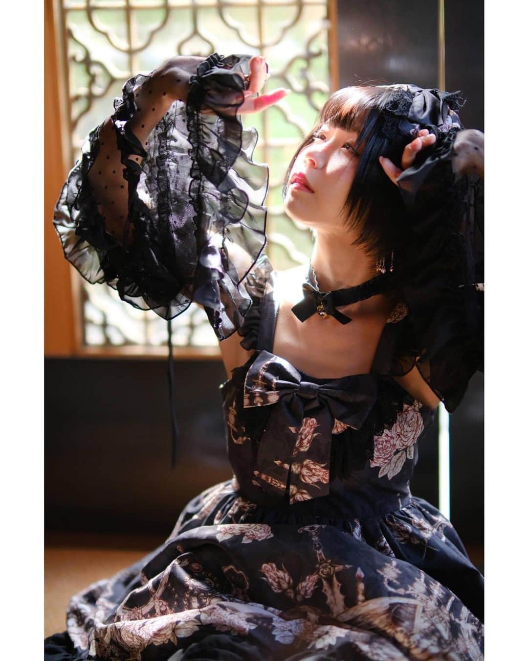 白波瀬ミキティ。のインスタグラム：「秋麗 . . . . #華ロリ #創作 #中華ロリータ  #創作コスプレ #台湾茶房  #ロリータファッション  #ロリィタ #ゴスロリ #ロリータ服  #pussycat  #コスプレイヤー #グラビア #アイドル #モデル #ポートレート #cosplayer #animecosplayer #cosplayphoto #japanesecosplayer #cosplayersofinstagram  #コスプレイヤー自画撮り部 #anime #自撮り女子 #アニメ好き #cosplaygirl #cosplayworld #東京カメラ部 #コスプレイヤーさんと繋がりたい #インスタグラマー #costume」