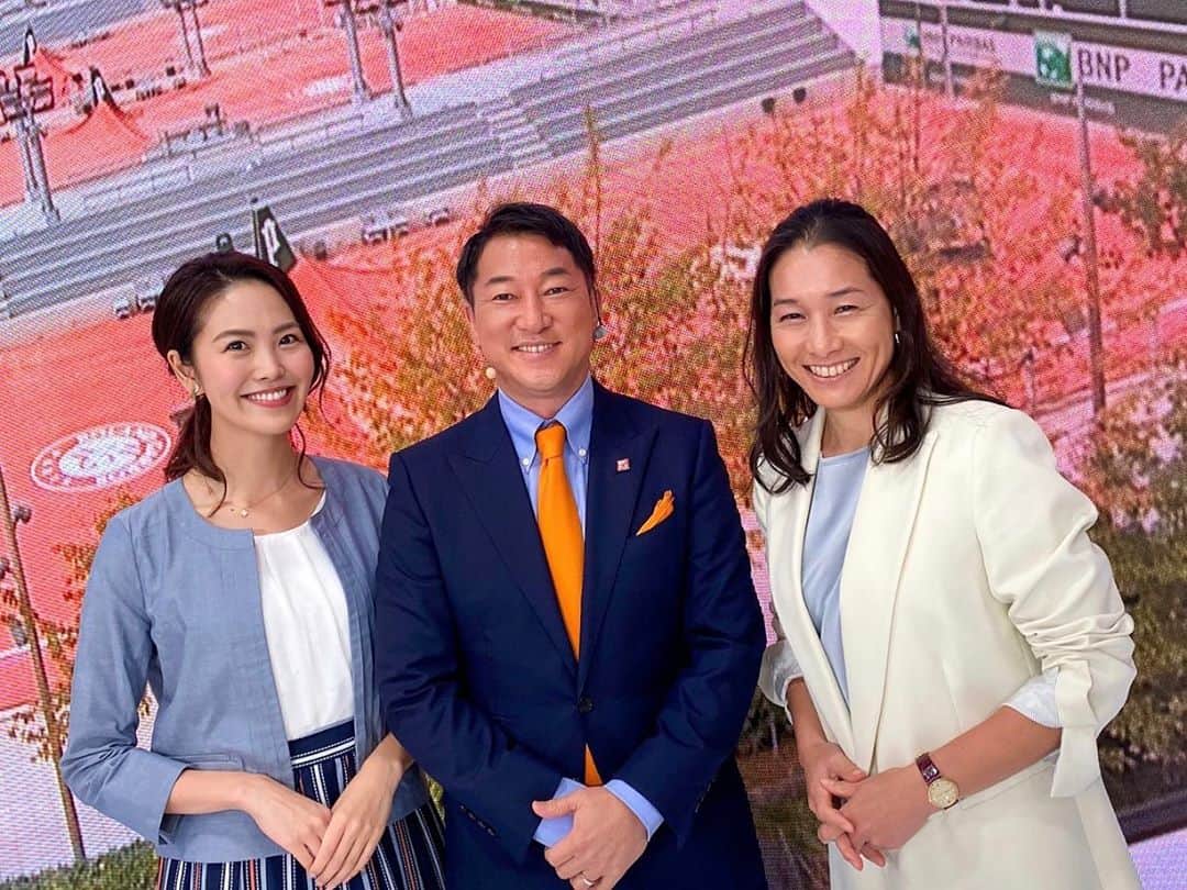 渋佐和佳奈のインスタグラム：「#全仏オープンテニス 🎾🇫🇷 今年も#ナダル 選手が赤土の王者に輝きました！！！もう…強かったです。 これで前人未到の全仏13度目の優勝(マッチ勝利数は100勝！)🏆グランドスラム優勝回数は20勝と#フェデラー 選手に並びました！  ここまで1つ1つ積み上げてきた勝利の裏には計り知れない努力と苦労があったと思います。そう考えると胸が熱くなるものがありますし、改めてクレーキング・ナダルのこの大会にかける想いの強さも感じました。優勝の瞬間の満面の笑みや、表彰式での涙を目に溜めた姿もとても感動しました。  そして#ジョコビッチ 選手は今大会準優勝となりましたが、今年の成績は全米での失格処分を除けば37勝1敗です。強いです。今回#ダブルグランドスラム 達成は赤土の帝王に阻まれましたが、また私たちを驚かす強さを見せてくれるのが楽しみです。  毎日毎日熱戦続きで濃い日々なのに、不思議なもので終わってしまうとあっという間に感じられて、今は少し寂しい気もします。 でも今大会もコロナ禍で大会を開催し、最終日まで私たちに素晴らしいプレーを見せてくれた選手と大会関係者の皆様に感謝でいっぱいです！  そして、連日ご一緒させていただいた解説&実況の皆さん、スタッフのみなさん、そしてローランギャロスからリポートを入れてくれた#ダバディ さん✨本当にありがとうございましたっ！！  まだツアーは続きますし、あと3ヶ月ほどで#全豪オープン が開幕します🇦🇺再びテニスが見られる喜びを噛み締めて、引き続き楽しんでいきたいです！！！  皆さまも２週間、ありがとうございました😊❣️  #wowow #rg #rolandgarros #tennis #テニス　#グランドスラム　#ローランギャロス　#伊達公子 さん　#坂本正秀さん　#アナウンサー　#アナウンサー衣装　#衣装　#渋佐和佳奈」