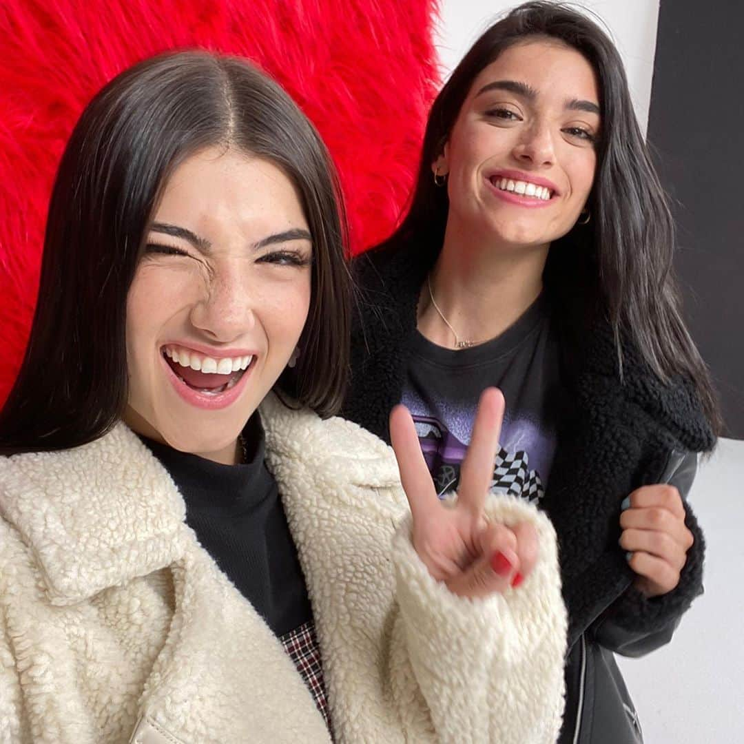 Hollister Co.さんのインスタグラム写真 - (Hollister Co.Instagram)「@charlidamelio & @dixiedamelio in the Cozy Biker Jacket is actual footage of us trying to get noticed by Jughead Jones.」10月13日 0時15分 - hollister