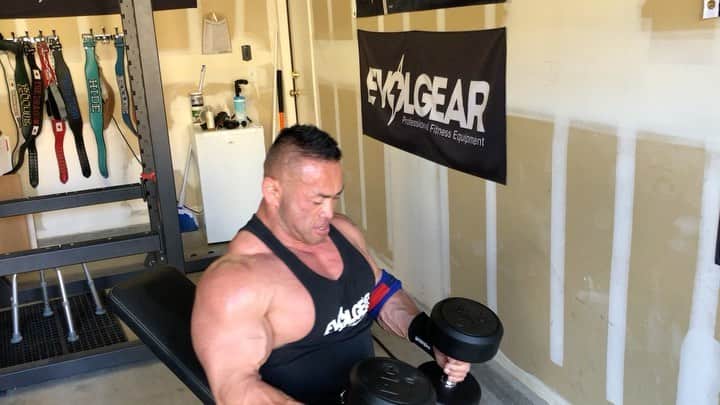 のインスタグラム：「Add dumbbell incline fly into your chest routine in order to develop thickness on your upper chest. Stretch is the key!  大胸筋が良い選手はダンベルフライが上手いよね。しっかりストレッチさせてトップで両ダンベルを逆八の字にするのがコツ。  @evolgear @cronos_apparel @gaspari @cardilloweightbelts @bodicafe」