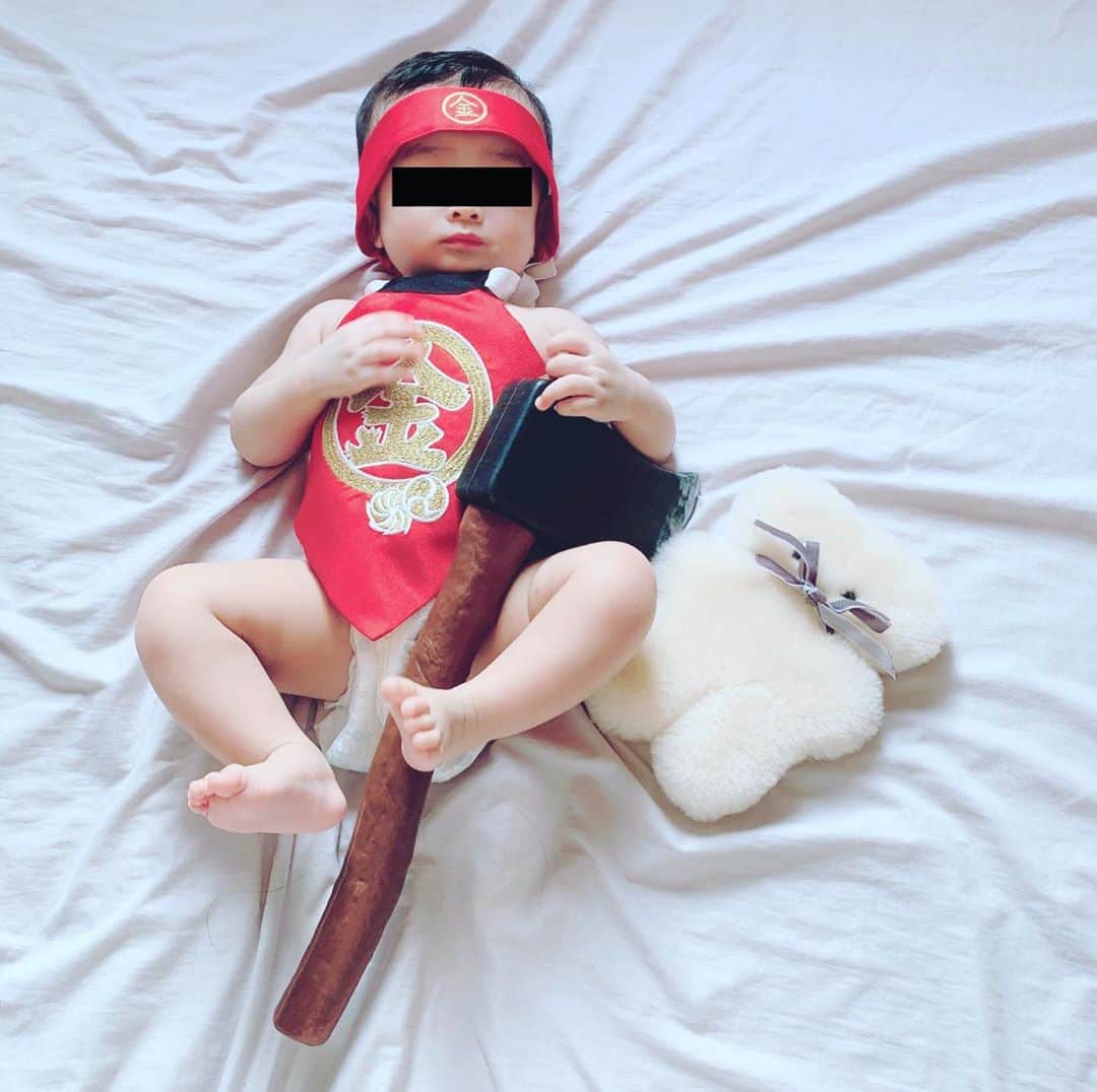 のインスタグラム：「まさかり担いでクマと相撲をとる我が子ちゃん太郎 #baby #金太郎　#赤ちゃん　#0歳　#0歳6ヶ月　#生後6ヶ月 #生後半年　#6monthsold #6monthsbaby #コスプレ　#我が子ちゃん」