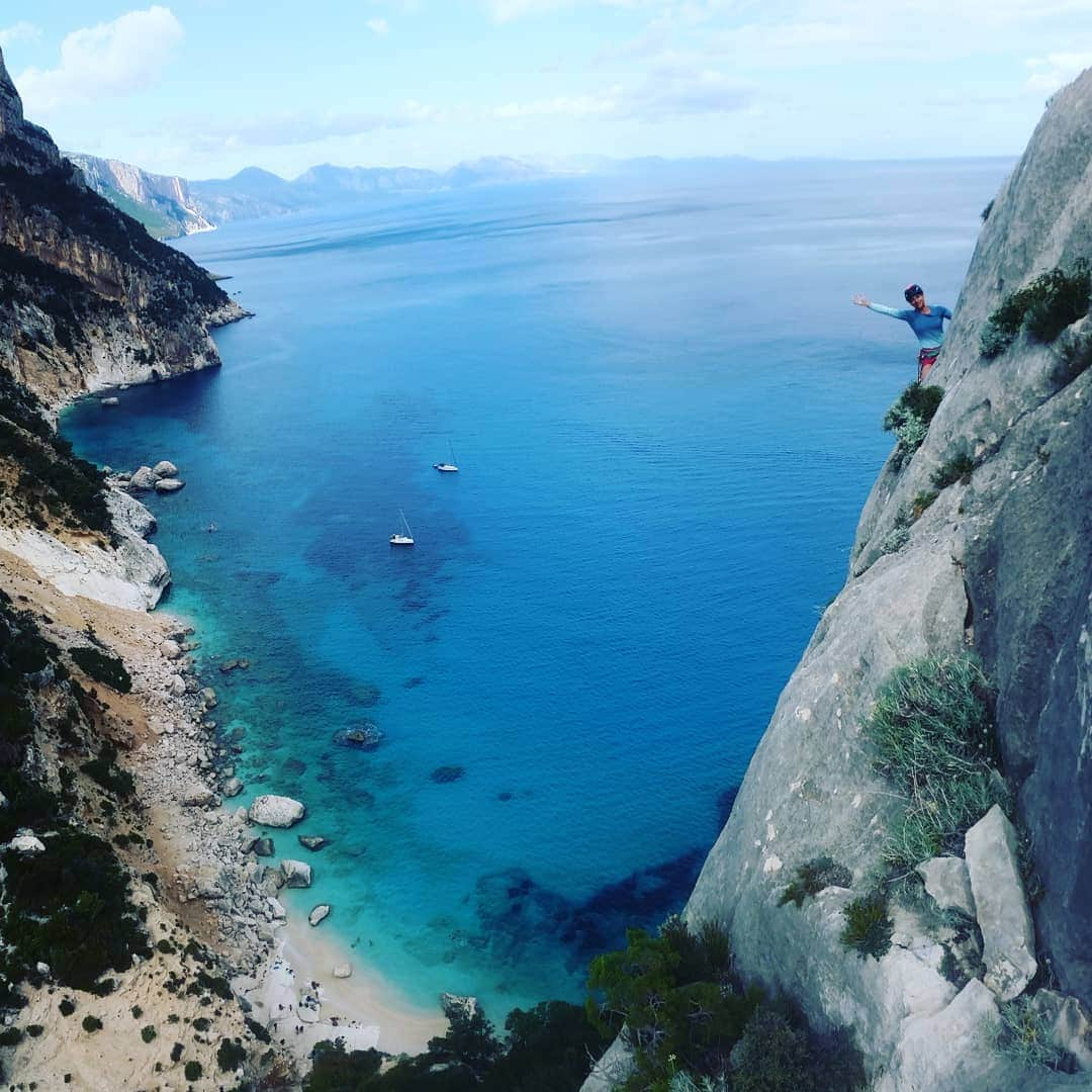 ヨルグ・バーホーベンのインスタグラム：「Seychelles holiday 2020 🌋🍹🦄  Wait, what? Sardinia??? 🤔😮 @katha_saurwein on Aguglia de Goloritzé, lost between crystal clear water, white pebble beach and spiky limestone.」