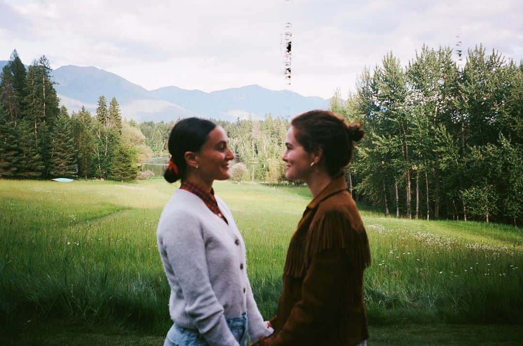 ゾーイ・ドゥイッチのインスタグラム：「happy birthday best friend/soulmate/keeper of the keys/protector of brain/mongoose aficionado/ @carverzewski. love you more than air *and don’t any of you DARE tell me i’m being dramatic * 🐄👾🧙🦩🥜👒🤫🥵🦾🐲⛓」