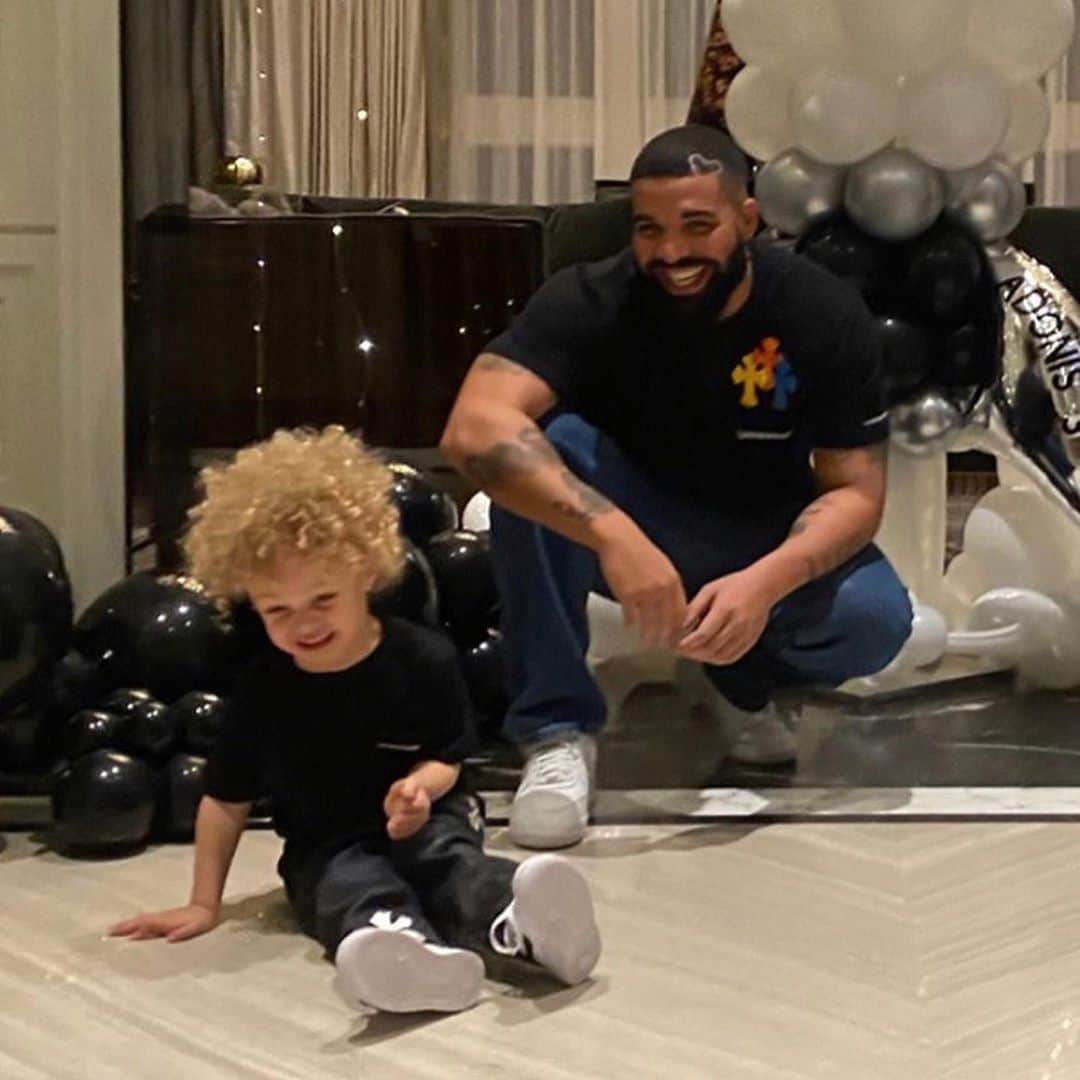 E! Onlineさんのインスタグラム写真 - (E! OnlineInstagram)「We interrupt your scroll to bring you Drake's pure joy, smiling at his son, Adonis. 😍(📷: Instagram)」10月13日 0時46分 - enews