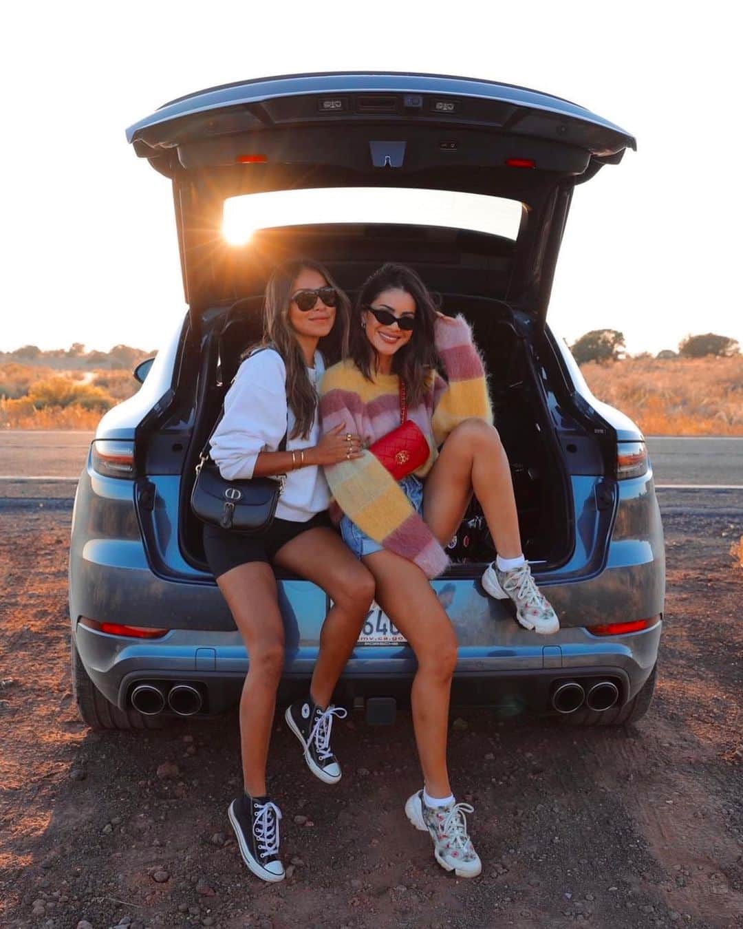 Camila Coelhoさんのインスタグラム写真 - (Camila CoelhoInstagram)「Made it to Arizona 🌵🌾 with my babygirl @sincerelyjules #ROADTRIP  ————- Chegamos em Arizona!!! A viagem de carro foi longa mas linda demais!!!💛」10月13日 0時41分 - camilacoelho