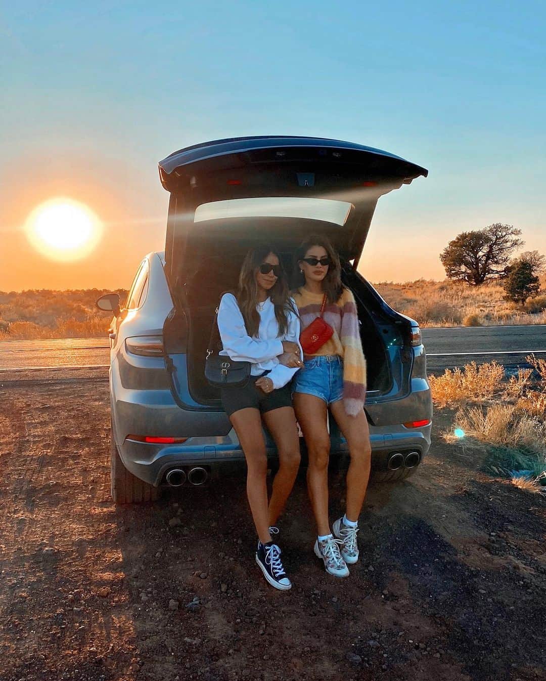 Camila Coelhoさんのインスタグラム写真 - (Camila CoelhoInstagram)「Made it to Arizona 🌵🌾 with my babygirl @sincerelyjules #ROADTRIP  ————- Chegamos em Arizona!!! A viagem de carro foi longa mas linda demais!!!💛」10月13日 0時41分 - camilacoelho