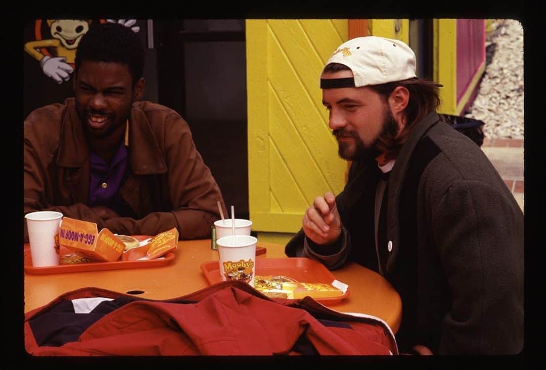 ケヴィン・スミスのインスタグラム：「Back in 1998, @chrisrock was killing it as Rufus the 13th Apostle on the set of #Dogma. And right now, Rock is killing it again in @fargo. If you’ve never seen the show before, don’t worry: the new season (like the previous seasons) tells a stand-alone tale. Rock is so perfect, he should get an Emmy nod (or even a win) for his world-weary portrayal of gangster dreamer Loy Cannon. But in this pic taken 22 years ago, all he got was a fake Egga-Mooby-Muffin. Dogma featured the very first Mooby’s in a movie, meant to be somewhere not far from McHenry, Illinois. Tomorrow, in real life, we announce the location and opening date of the actual @moobyspopup in Chicago. And if that’s not enough Dogma callbacks for you, @jayandsilentbob are returning to #mchenry (where they went looking for Shermer, Illinois) when @jaymewes and I bring our long running show #jayandsilentbobgetold to the @mchenryoutdoortheater_gac! If you wanna see me and Jay, come to the Windy City! If you wanna see Rock, catch #fargo on @fxnetworks and @hulu! Check back tomorrow for the Mooby news! #KevinSmith #chrisrock #moobys #moobyspopup #illinois #silentbob」