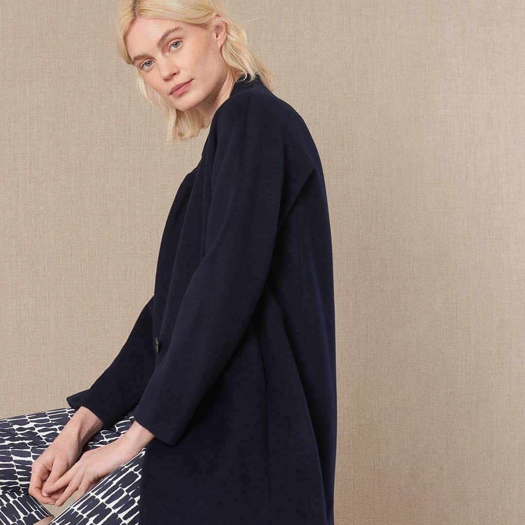 イエーガーのインスタグラム：「Made with a wool-blend, the boxy fit and lined interior keep it flattering and refined. #JaegerStyle #AW20Womenswear」