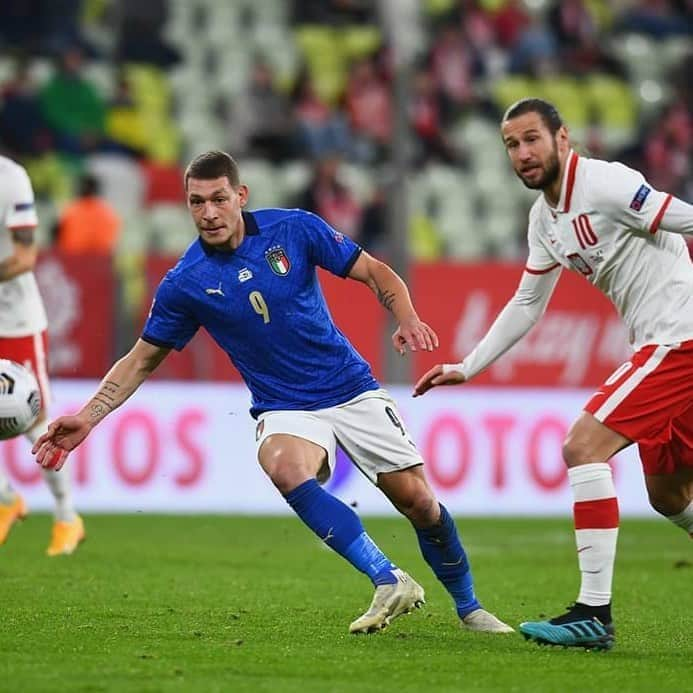 サッカーイタリア代表さんのインスタグラム写真 - (サッカーイタリア代表Instagram)「#Nazionale 🇮🇹  #Azzurri in partenza per #Bergamo. #Belotti e #Lazzari lasciano il ritiro, #Bonaventura non si riaggregherà al gruppo L’attaccante del Torino, squalificato per il match con i Paesi Bassi, rientrerà presso il club di appartenenza. Torna a casa anche il difensore della Lazio, infortunatosi oggi in allenamento. . La notizia 👉 www.figc.it . . #VivoAzzurro   #Azzurri 🇮🇹  #Belotti and #Lazzari return to their respective club sides, #Bonaventura to remain at home The Torino forward is suspended for Wednesday's match against the Netherlands, while the Lazio defender picked up an injury in training this morning. . More at 👉 www.figc.it/en . . #VivoAzzurro」10月13日 0時50分 - azzurri