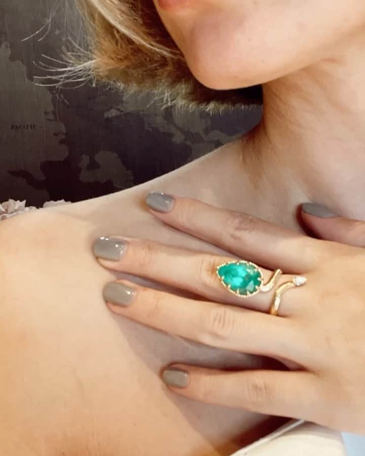 Nataly Osmannのインスタグラム：「Unpacking, my absolutely beautiful piece of emerald art by @parure.at  Однозначно изумруд-это мой камень силы, я так ждала своё кольцо. Сделали его на заказ в форме змеи. Для меня тут много Египетских и Индийских мотивов, символов и смыслов.」