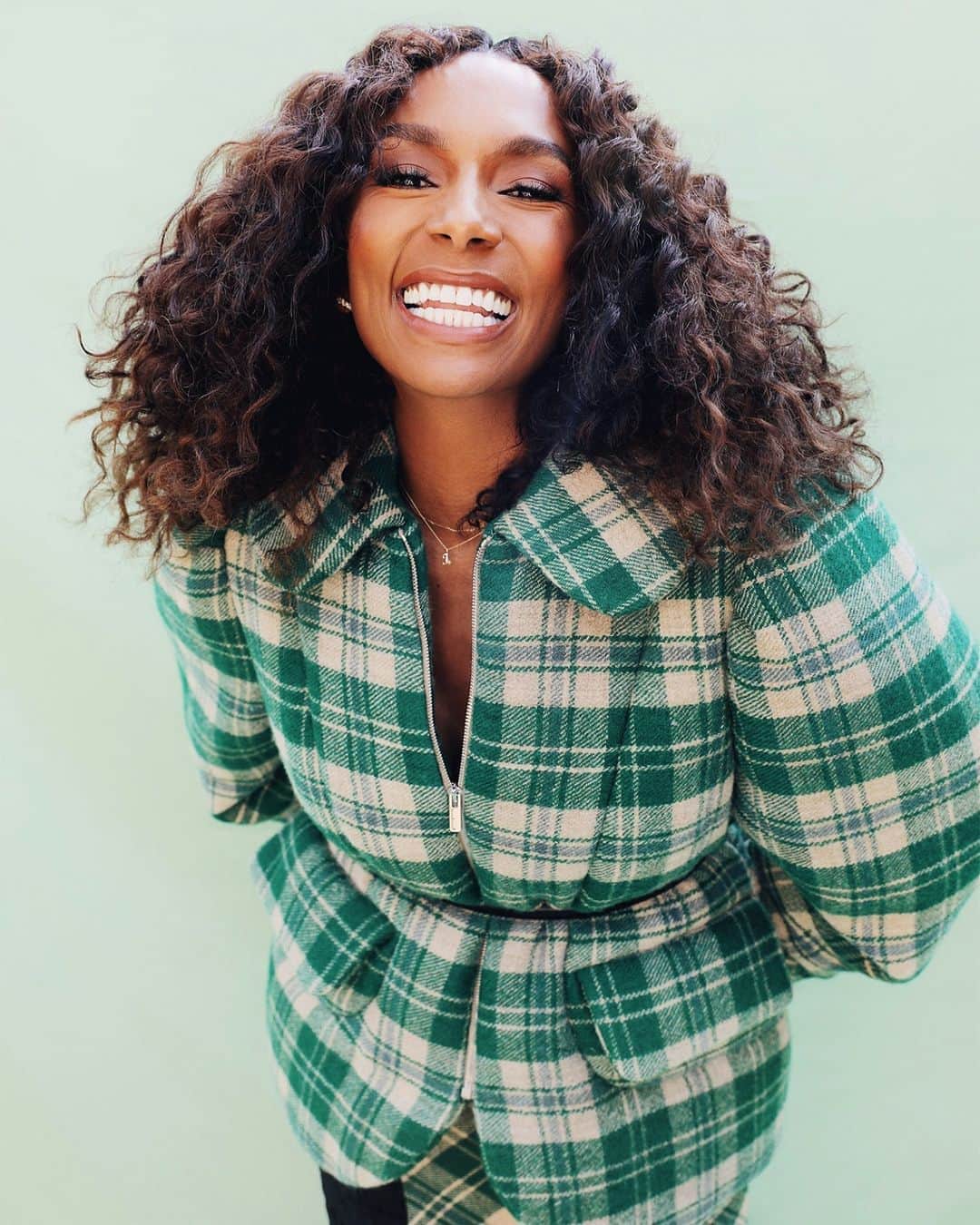 WHO WHAT WEARさんのインスタグラム写真 - (WHO WHAT WEARInstagram)「The energy I needed this morning. 🙌 Tap the link in bio to revisit our October cover story with the one and only, @janetmock. photographer: @jveloz」10月13日 0時55分 - whowhatwear