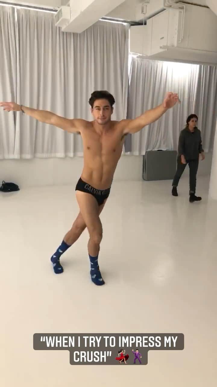 アンドレア・デンバーのインスタグラム：「“When I try to impress my crush”😅  Rate me from 1 to 10?😂😂😂 “Quando provo ad attirare l’attenzione della mia crush” 😅 Datemi un voto da 1 a 10? 😂😂😂」