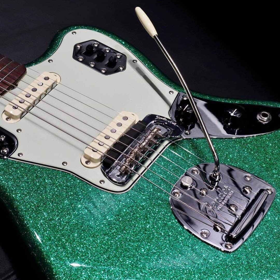 Fender Guitarさんのインスタグラム写真 - (Fender GuitarInstagram)「"Bored of Blonde Teles and 2-tone Strats? Try a Candy Green Sparkle ‘62 Jaguar with matching headstock to snap you out of it! There is the Mute if it’s a bit loud for your tastes ;) "  - Master Builder @thornguitars」10月13日 1時00分 - fender