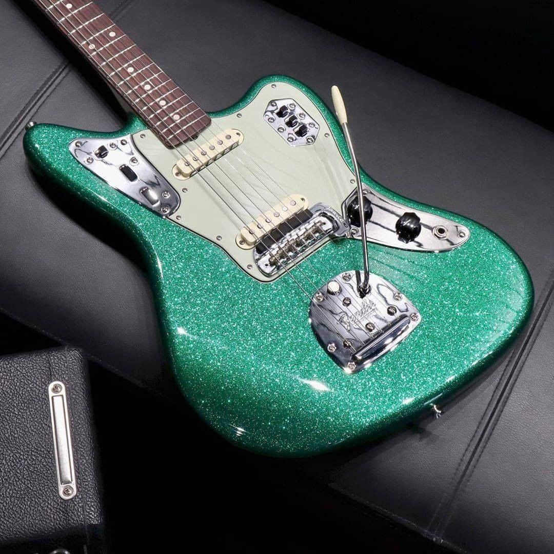 Fender Guitarさんのインスタグラム写真 - (Fender GuitarInstagram)「"Bored of Blonde Teles and 2-tone Strats? Try a Candy Green Sparkle ‘62 Jaguar with matching headstock to snap you out of it! There is the Mute if it’s a bit loud for your tastes ;) "  - Master Builder @thornguitars」10月13日 1時00分 - fender