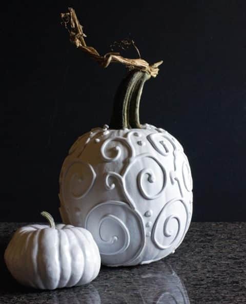 HGTVさんのインスタグラム写真 - (HGTVInstagram)「Add modern flair to your Halloween decor with this simple pumpkin decorating DIY. 🎃 Pair caulk with spray paint to get this understated autumnal decor. 🎨 Find the bewitching step-by-step instructions at the link in our profile. 🔝 🧙‍♀️⁠ ⁠ #HowToHalloween #halloween #halloweenDIY #halloweencraft #pumpkins #autumn #fall #fallcrafts」10月13日 1時02分 - hgtv
