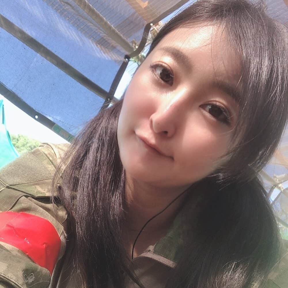 のインスタグラム：「台風もそれて日曜日はBBQ＆サバゲーに行ってきました(*´▽｀)ﾉﾉ 色んな事を忘れられる時間。 フィールドでの終わりが早かったのでそのまま室内施設に⊂('ω'⊂ )))Σ≡GO!! サバゲーのハシゴしてしまいましたとさ(笑) #金城真央 #女優 #タレント #モデル  #スポーツ女子 #サバゲー #サバゲー女子 #サバゲー初心者  #写真が好きな人と繋がりたい  #写真を撮ってる人と繋がりたい #ポートレート#ポートレート部  #ポートレートしま専科  #ファインダー越しの私の世界  #アラサー独女 #アラサー女子  #ミドサー女子 #アラフォー独身女子 #アラフォー女子 #ムチムチ #童顔 #被写体 #Japaneseactress #Japanesemodel #pretty #me #followme #followmenow #smile #japanesegirl」