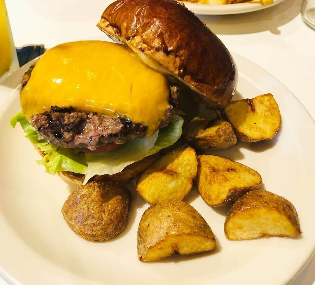 浅井マリカさんのインスタグラム写真 - (浅井マリカInstagram)「表参道で食べたハンバーガー美味しかった☺️💕 和牛のちょっと高いのにしたけど正解だった〜✨ ポテトは細いのと選べたよ💡」10月12日 16時10分 - marika.asai