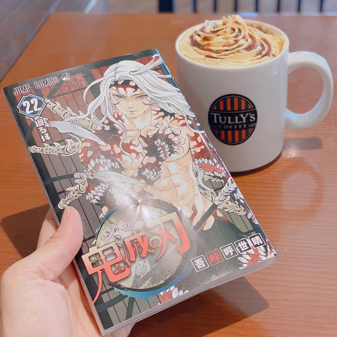 のインスタグラム：「. #鬼滅の刃 22巻まで読んだ〜😆 23巻が待ち遠しすぎる〜！！ 続きが気になるぅ！！！  #amazonprime で#アニメ を見て、先が気になりすぎて、#漫画 を貸してもらい、昨晩から読み始めて、今読み通しました🤣 あー、読み終わっちゃったよお。 もっと読んでたいよぉ😂  ただひたすら漫画を読むなんて、なんて幸せな休日😁 こんなに漫画没頭して読むの久しぶりだな😆  #炭治郎 #禰豆子 #鬼舞辻無惨 #コミック #吾峠呼世晴 #manga #japan #tullys #cafe #タリーズ #タリーズ新作 #キャラメルパンプキンラテ #パンプキンラテ #女子アナ #愛媛 #滝香織 @kaorin_taki」