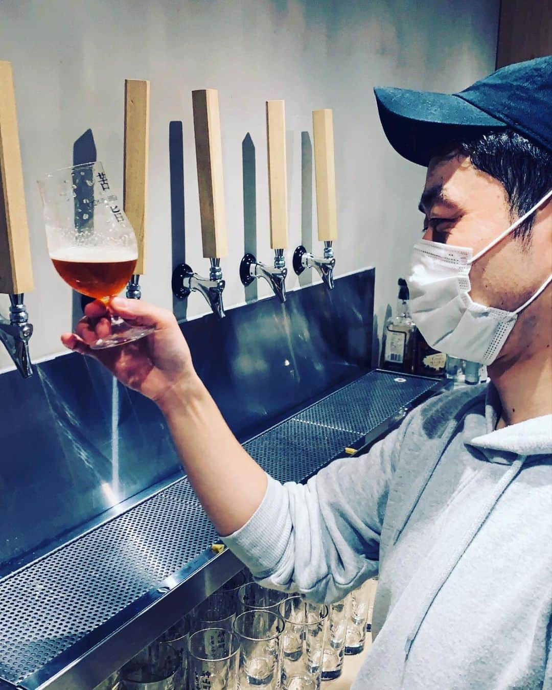 魚金さんのインスタグラム写真 - (魚金Instagram)「※醸造仲間募集※ 現在、渋谷マークシティの魚金醸造をはじめとし、魚金グループ5店舗でクラフトビール業態を展開しております！  クラフトビール作りに興味のある方、いらっしゃいませんか😉？ 魚金グループでは一緒にクラフトビールを作る仲間を募集しております😁  普段なかなか体験の出来ない事や、ビール作りの楽しさ、自分で作ったビールを飲める等､､､嬉しいことが盛りだくさんです‼️‼️ いらっしゃいましたらDMお待ちしております❤️  #uokinstagram#uokin#魚金#魚金醸造#クラフトビール#ビール女子#ビール好きな人と繋がりたい#craftbeer#juicebomb#オシャレビール#手作りビール#初体験#募集中#魚好きな人と繋がりたい#beer#beerlover#tokyo#東京グルメ」10月12日 16時08分 - uokin_koho