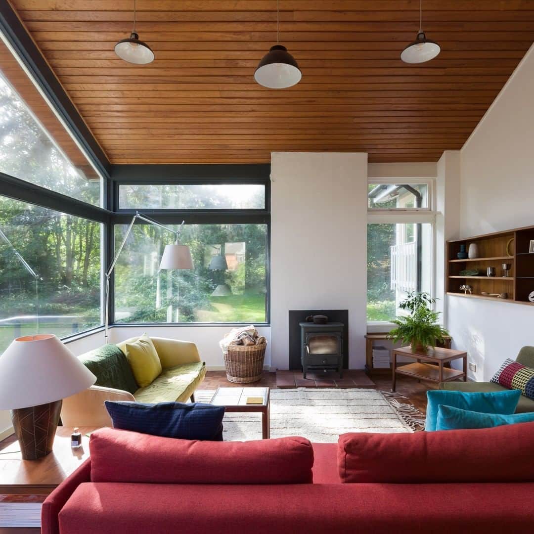 The Modern Houseさんのインスタグラム写真 - (The Modern HouseInstagram)「#forsale Time Capsule: a restored mid-century home in Canterbury that celebrates its 1960s heritage. Click the link in our bio to see the sales listing.」10月12日 16時17分 - themodernhouse